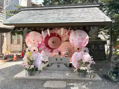 札幌諏訪神社の{uncategorized: "未分類", other: "その他", undefined: "問題あり", building: "その他建物", grave: "お墓", sacred_gate: "鳥居", guardian: "狛犬", statue: "像", buddha: "仏像", history: "歴史", nature: "自然", garden: "庭園", animal: "動物", pagoda: "塔", temizu: "手水舎", mountain_gate: "山門・神門", sanctuary: "本殿・本堂", subordinate: "末社・摂社", art: "芸術", scenery: "景色", jizo: "地蔵", ema: "絵馬", goshuin: "御朱印", omikuji: "おみくじ", items: "授与品その他", amulet: "お守り", goshuincho: "御朱印帳", eats: "食事", festival: "お祭り", votive_dance: "神楽", shichigosan: "七五三参", wedding: "結婚式", experience: "体験その他", initially: "初詣", around: "周辺", anti_infection: "感染症対策"}