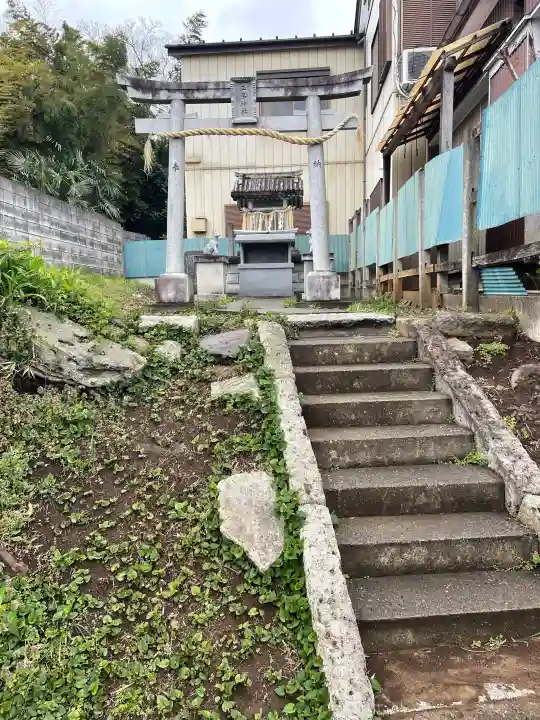三峯神社の{uncategorized: "未分類", other: "その他", undefined: "問題あり", building: "その他建物", grave: "お墓", sacred_gate: "鳥居", guardian: "狛犬", statue: "像", buddha: "仏像", history: "歴史", nature: "自然", garden: "庭園", animal: "動物", pagoda: "塔", temizu: "手水舎", mountain_gate: "山門・神門", sanctuary: "本殿・本堂", subordinate: "末社・摂社", art: "芸術", scenery: "景色", jizo: "地蔵", ema: "絵馬", goshuin: "御朱印", omikuji: "おみくじ", items: "授与品その他", amulet: "お守り", goshuincho: "御朱印帳", eats: "食事", festival: "お祭り", votive_dance: "神楽", shichigosan: "七五三参", wedding: "結婚式", experience: "体験その他", initially: "初詣", around: "周辺", anti_infection: "感染症対策"}