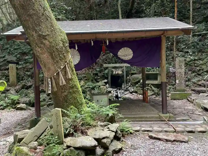 天の岩戸神社の{uncategorized: "未分類", other: "その他", undefined: "問題あり", building: "その他建物", grave: "お墓", sacred_gate: "鳥居", guardian: "狛犬", statue: "像", buddha: "仏像", history: "歴史", nature: "自然", garden: "庭園", animal: "動物", pagoda: "塔", temizu: "手水舎", mountain_gate: "山門・神門", sanctuary: "本殿・本堂", subordinate: "末社・摂社", art: "芸術", scenery: "景色", jizo: "地蔵", ema: "絵馬", goshuin: "御朱印", omikuji: "おみくじ", items: "授与品その他", amulet: "お守り", goshuincho: "御朱印帳", eats: "食事", festival: "お祭り", votive_dance: "神楽", shichigosan: "七五三参", wedding: "結婚式", experience: "体験その他", initially: "初詣", around: "周辺", anti_infection: "感染症対策"}