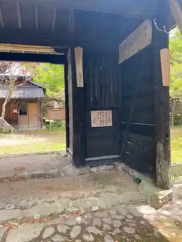 日照院の山門