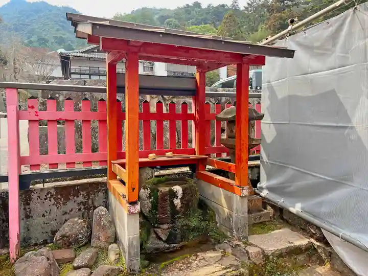 粟島神社の手水舎