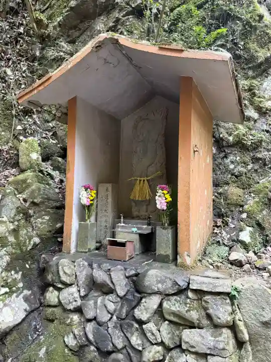 大本山七宝瀧寺の{uncategorized: "未分類", other: "その他", undefined: "問題あり", building: "その他建物", grave: "お墓", sacred_gate: "鳥居", guardian: "狛犬", statue: "像", buddha: "仏像", history: "歴史", nature: "自然", garden: "庭園", animal: "動物", pagoda: "塔", temizu: "手水舎", mountain_gate: "山門・神門", sanctuary: "本殿・本堂", subordinate: "末社・摂社", art: "芸術", scenery: "景色", jizo: "地蔵", ema: "絵馬", goshuin: "御朱印", omikuji: "おみくじ", items: "授与品その他", amulet: "お守り", goshuincho: "御朱印帳", eats: "食事", festival: "お祭り", votive_dance: "神楽", shichigosan: "七五三参", wedding: "結婚式", experience: "体験その他", initially: "初詣", around: "周辺", anti_infection: "感染症対策"}