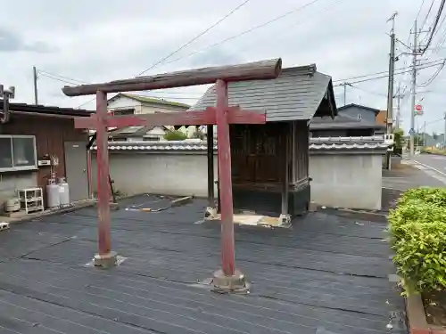 千波町神社（仮称）の{uncategorized: "未分類", other: "その他", undefined: "問題あり", building: "その他建物", grave: "お墓", sacred_gate: "鳥居", guardian: "狛犬", statue: "像", buddha: "仏像", history: "歴史", nature: "自然", garden: "庭園", animal: "動物", pagoda: "塔", temizu: "手水舎", mountain_gate: "山門・神門", sanctuary: "本殿・本堂", subordinate: "末社・摂社", art: "芸術", scenery: "景色", jizo: "地蔵", ema: "絵馬", goshuin: "御朱印", omikuji: "おみくじ", items: "授与品その他", amulet: "お守り", goshuincho: "御朱印帳", eats: "食事", festival: "お祭り", votive_dance: "神楽", shichigosan: "七五三参", wedding: "結婚式", experience: "体験その他", initially: "初詣", around: "周辺", anti_infection: "感染症対策"}