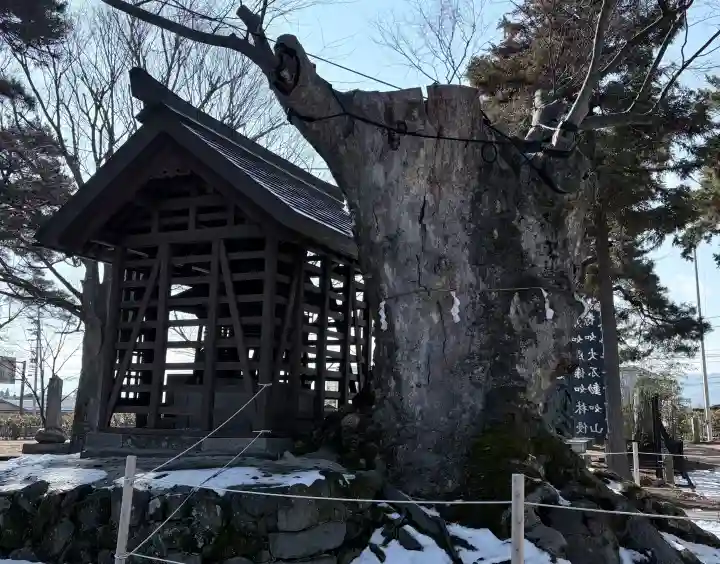 川中島古戦場八幡社の{uncategorized: "未分類", other: "その他", undefined: "問題あり", building: "その他建物", grave: "お墓", sacred_gate: "鳥居", guardian: "狛犬", statue: "像", buddha: "仏像", history: "歴史", nature: "自然", garden: "庭園", animal: "動物", pagoda: "塔", temizu: "手水舎", mountain_gate: "山門・神門", sanctuary: "本殿・本堂", subordinate: "末社・摂社", art: "芸術", scenery: "景色", jizo: "地蔵", ema: "絵馬", goshuin: "御朱印", omikuji: "おみくじ", items: "授与品その他", amulet: "お守り", goshuincho: "御朱印帳", eats: "食事", festival: "お祭り", votive_dance: "神楽", shichigosan: "七五三参", wedding: "結婚式", experience: "体験その他", initially: "初詣", around: "周辺", anti_infection: "感染症対策"}