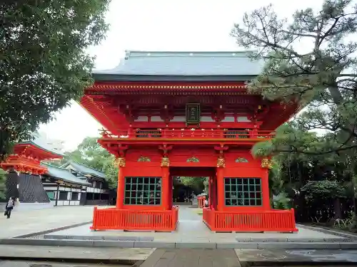 穴八幡宮の山門