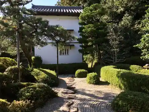 大池寺の庭園