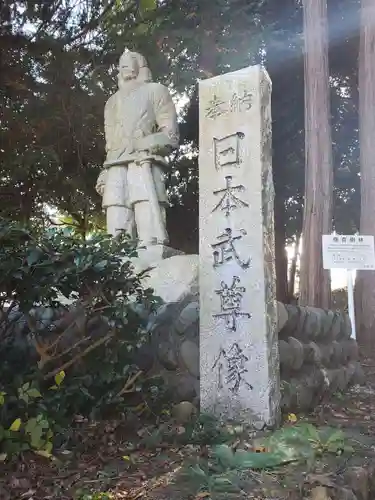 草薙神社の像