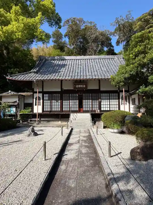 満願寺の{uncategorized: "未分類", other: "その他", undefined: "問題あり", building: "その他建物", grave: "お墓", sacred_gate: "鳥居", guardian: "狛犬", statue: "像", buddha: "仏像", history: "歴史", nature: "自然", garden: "庭園", animal: "動物", pagoda: "塔", temizu: "手水舎", mountain_gate: "山門・神門", sanctuary: "本殿・本堂", subordinate: "末社・摂社", art: "芸術", scenery: "景色", jizo: "地蔵", ema: "絵馬", goshuin: "御朱印", omikuji: "おみくじ", items: "授与品その他", amulet: "お守り", goshuincho: "御朱印帳", eats: "食事", festival: "お祭り", votive_dance: "神楽", shichigosan: "七五三参", wedding: "結婚式", experience: "体験その他", initially: "初詣", around: "周辺", anti_infection: "感染症対策"}