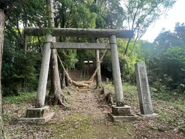 熊野神社の{uncategorized: "未分類", other: "その他", undefined: "問題あり", building: "その他建物", grave: "お墓", sacred_gate: "鳥居", guardian: "狛犬", statue: "像", buddha: "仏像", history: "歴史", nature: "自然", garden: "庭園", animal: "動物", pagoda: "塔", temizu: "手水舎", mountain_gate: "山門・神門", sanctuary: "本殿・本堂", subordinate: "末社・摂社", art: "芸術", scenery: "景色", jizo: "地蔵", ema: "絵馬", goshuin: "御朱印", omikuji: "おみくじ", items: "授与品その他", amulet: "お守り", goshuincho: "御朱印帳", eats: "食事", festival: "お祭り", votive_dance: "神楽", shichigosan: "七五三参", wedding: "結婚式", experience: "体験その他", initially: "初詣", around: "周辺", anti_infection: "感染症対策"}