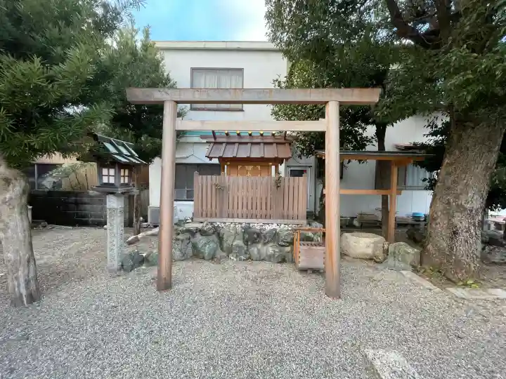 八幡神社(神社港)の{uncategorized: "未分類", other: "その他", undefined: "問題あり", building: "その他建物", grave: "お墓", sacred_gate: "鳥居", guardian: "狛犬", statue: "像", buddha: "仏像", history: "歴史", nature: "自然", garden: "庭園", animal: "動物", pagoda: "塔", temizu: "手水舎", mountain_gate: "山門・神門", sanctuary: "本殿・本堂", subordinate: "末社・摂社", art: "芸術", scenery: "景色", jizo: "地蔵", ema: "絵馬", goshuin: "御朱印", omikuji: "おみくじ", items: "授与品その他", amulet: "お守り", goshuincho: "御朱印帳", eats: "食事", festival: "お祭り", votive_dance: "神楽", shichigosan: "七五三参", wedding: "結婚式", experience: "体験その他", initially: "初詣", around: "周辺", anti_infection: "感染症対策"}