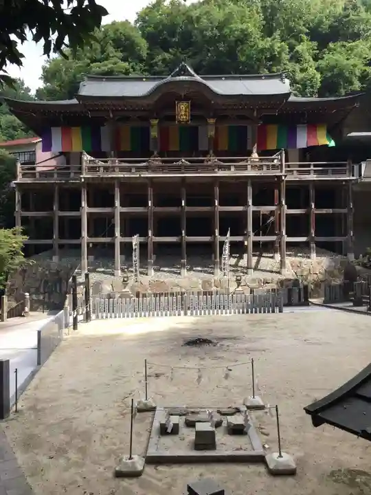 狸谷山不動院の本殿・本堂