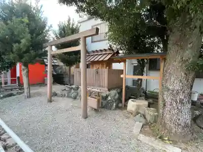 八幡神社(神社港)の{uncategorized: "未分類", other: "その他", undefined: "問題あり", building: "その他建物", grave: "お墓", sacred_gate: "鳥居", guardian: "狛犬", statue: "像", buddha: "仏像", history: "歴史", nature: "自然", garden: "庭園", animal: "動物", pagoda: "塔", temizu: "手水舎", mountain_gate: "山門・神門", sanctuary: "本殿・本堂", subordinate: "末社・摂社", art: "芸術", scenery: "景色", jizo: "地蔵", ema: "絵馬", goshuin: "御朱印", omikuji: "おみくじ", items: "授与品その他", amulet: "お守り", goshuincho: "御朱印帳", eats: "食事", festival: "お祭り", votive_dance: "神楽", shichigosan: "七五三参", wedding: "結婚式", experience: "体験その他", initially: "初詣", around: "周辺", anti_infection: "感染症対策"}