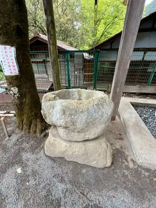 奥氷川神社の{uncategorized: "未分類", other: "その他", undefined: "問題あり", building: "その他建物", grave: "お墓", sacred_gate: "鳥居", guardian: "狛犬", statue: "像", buddha: "仏像", history: "歴史", nature: "自然", garden: "庭園", animal: "動物", pagoda: "塔", temizu: "手水舎", mountain_gate: "山門・神門", sanctuary: "本殿・本堂", subordinate: "末社・摂社", art: "芸術", scenery: "景色", jizo: "地蔵", ema: "絵馬", goshuin: "御朱印", omikuji: "おみくじ", items: "授与品その他", amulet: "お守り", goshuincho: "御朱印帳", eats: "食事", festival: "お祭り", votive_dance: "神楽", shichigosan: "七五三参", wedding: "結婚式", experience: "体験その他", initially: "初詣", around: "周辺", anti_infection: "感染症対策"}