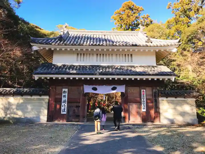 目の霊山 油山寺の山門・神門