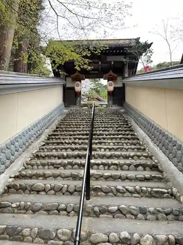 目の霊山　油山寺の山門