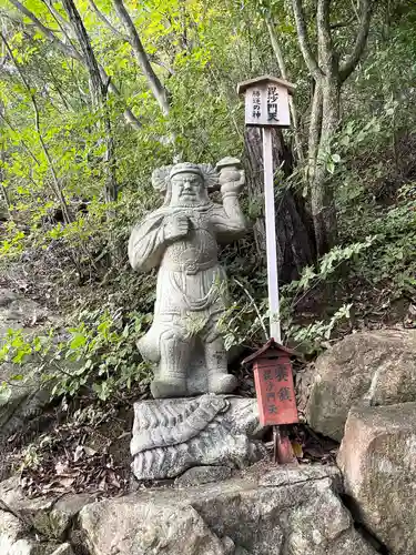 太郎坊宮阿賀神社の像