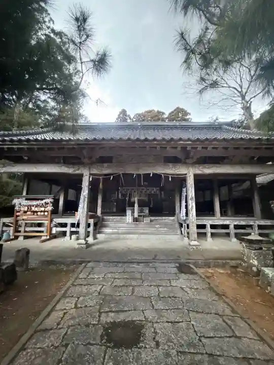 糸島市宇美八幡宮の{uncategorized: "未分類", other: "その他", undefined: "問題あり", building: "その他建物", grave: "お墓", sacred_gate: "鳥居", guardian: "狛犬", statue: "像", buddha: "仏像", history: "歴史", nature: "自然", garden: "庭園", animal: "動物", pagoda: "塔", temizu: "手水舎", mountain_gate: "山門・神門", sanctuary: "本殿・本堂", subordinate: "末社・摂社", art: "芸術", scenery: "景色", jizo: "地蔵", ema: "絵馬", goshuin: "御朱印", omikuji: "おみくじ", items: "授与品その他", amulet: "お守り", goshuincho: "御朱印帳", eats: "食事", festival: "お祭り", votive_dance: "神楽", shichigosan: "七五三参", wedding: "結婚式", experience: "体験その他", initially: "初詣", around: "周辺", anti_infection: "感染症対策"}
