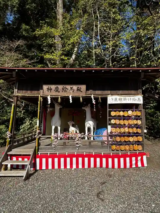 砥鹿神社(里宮)の{uncategorized: "未分類", other: "その他", undefined: "問題あり", building: "その他建物", grave: "お墓", sacred_gate: "鳥居", guardian: "狛犬", statue: "像", buddha: "仏像", history: "歴史", nature: "自然", garden: "庭園", animal: "動物", pagoda: "塔", temizu: "手水舎", mountain_gate: "山門・神門", sanctuary: "本殿・本堂", subordinate: "末社・摂社", art: "芸術", scenery: "景色", jizo: "地蔵", ema: "絵馬", goshuin: "御朱印", omikuji: "おみくじ", items: "授与品その他", amulet: "お守り", goshuincho: "御朱印帳", eats: "食事", festival: "お祭り", votive_dance: "神楽", shichigosan: "七五三参", wedding: "結婚式", experience: "体験その他", initially: "初詣", around: "周辺", anti_infection: "感染症対策"}