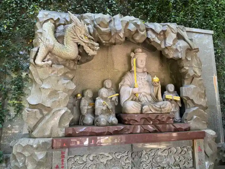八坂神社の{uncategorized: "未分類", other: "その他", undefined: "問題あり", building: "その他建物", grave: "お墓", sacred_gate: "鳥居", guardian: "狛犬", statue: "像", buddha: "仏像", history: "歴史", nature: "自然", garden: "庭園", animal: "動物", pagoda: "塔", temizu: "手水舎", mountain_gate: "山門・神門", sanctuary: "本殿・本堂", subordinate: "末社・摂社", art: "芸術", scenery: "景色", jizo: "地蔵", ema: "絵馬", goshuin: "御朱印", omikuji: "おみくじ", items: "授与品その他", amulet: "お守り", goshuincho: "御朱印帳", eats: "食事", festival: "お祭り", votive_dance: "神楽", shichigosan: "七五三参", wedding: "結婚式", experience: "体験その他", initially: "初詣", around: "周辺", anti_infection: "感染症対策"}