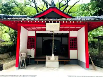 龍神ハナグリ石神社の本殿・本堂