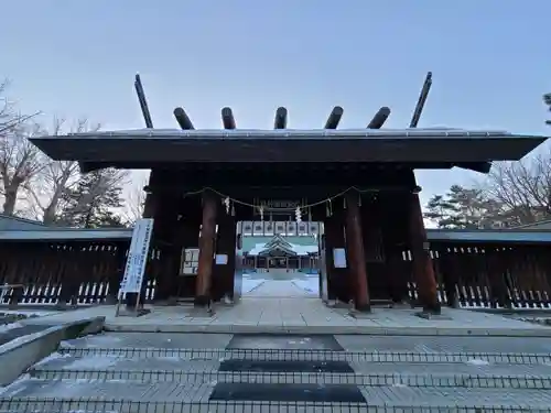 札幌護國神社の山門・神門