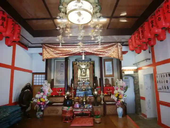 岩戸観音堂の本殿・本堂