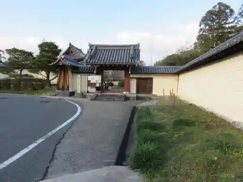 法華寺の山門