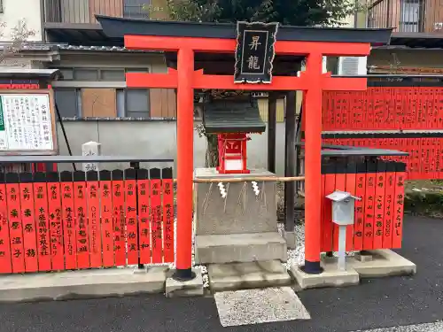 車折神社の{uncategorized: "未分類", other: "その他", undefined: "問題あり", building: "その他建物", grave: "お墓", sacred_gate: "鳥居", guardian: "狛犬", statue: "像", buddha: "仏像", history: "歴史", nature: "自然", garden: "庭園", animal: "動物", pagoda: "塔", temizu: "手水舎", mountain_gate: "山門・神門", sanctuary: "本殿・本堂", subordinate: "末社・摂社", art: "芸術", scenery: "景色", jizo: "地蔵", ema: "絵馬", goshuin: "御朱印", omikuji: "おみくじ", items: "授与品その他", amulet: "お守り", goshuincho: "御朱印帳", eats: "食事", festival: "お祭り", votive_dance: "神楽", shichigosan: "七五三参", wedding: "結婚式", experience: "体験その他", initially: "初詣", around: "周辺", anti_infection: "感染症対策"}