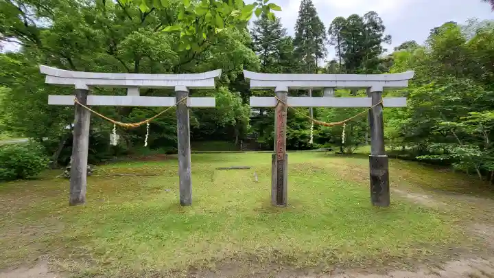 諏訪神社の{uncategorized: "未分類", other: "その他", undefined: "問題あり", building: "その他建物", grave: "お墓", sacred_gate: "鳥居", guardian: "狛犬", statue: "像", buddha: "仏像", history: "歴史", nature: "自然", garden: "庭園", animal: "動物", pagoda: "塔", temizu: "手水舎", mountain_gate: "山門・神門", sanctuary: "本殿・本堂", subordinate: "末社・摂社", art: "芸術", scenery: "景色", jizo: "地蔵", ema: "絵馬", goshuin: "御朱印", omikuji: "おみくじ", items: "授与品その他", amulet: "お守り", goshuincho: "御朱印帳", eats: "食事", festival: "お祭り", votive_dance: "神楽", shichigosan: "七五三参", wedding: "結婚式", experience: "体験その他", initially: "初詣", around: "周辺", anti_infection: "感染症対策"}