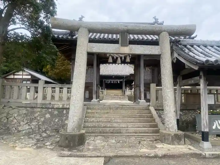 湊口神社の{uncategorized: "未分類", other: "その他", undefined: "問題あり", building: "その他建物", grave: "お墓", sacred_gate: "鳥居", guardian: "狛犬", statue: "像", buddha: "仏像", history: "歴史", nature: "自然", garden: "庭園", animal: "動物", pagoda: "塔", temizu: "手水舎", mountain_gate: "山門・神門", sanctuary: "本殿・本堂", subordinate: "末社・摂社", art: "芸術", scenery: "景色", jizo: "地蔵", ema: "絵馬", goshuin: "御朱印", omikuji: "おみくじ", items: "授与品その他", amulet: "お守り", goshuincho: "御朱印帳", eats: "食事", festival: "お祭り", votive_dance: "神楽", shichigosan: "七五三参", wedding: "結婚式", experience: "体験その他", initially: "初詣", around: "周辺", anti_infection: "感染症対策"}