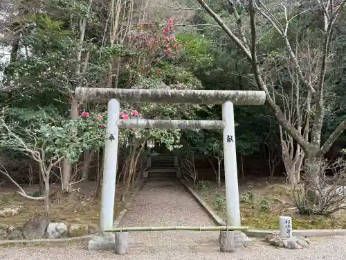 奈良縣護國神社の{uncategorized: "未分類", other: "その他", undefined: "問題あり", building: "その他建物", grave: "お墓", sacred_gate: "鳥居", guardian: "狛犬", statue: "像", buddha: "仏像", history: "歴史", nature: "自然", garden: "庭園", animal: "動物", pagoda: "塔", temizu: "手水舎", mountain_gate: "山門・神門", sanctuary: "本殿・本堂", subordinate: "末社・摂社", art: "芸術", scenery: "景色", jizo: "地蔵", ema: "絵馬", goshuin: "御朱印", omikuji: "おみくじ", items: "授与品その他", amulet: "お守り", goshuincho: "御朱印帳", eats: "食事", festival: "お祭り", votive_dance: "神楽", shichigosan: "七五三参", wedding: "結婚式", experience: "体験その他", initially: "初詣", around: "周辺", anti_infection: "感染症対策"}