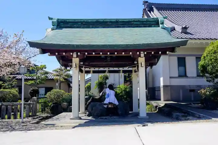 白鳥神社の{uncategorized: "未分類", other: "その他", undefined: "問題あり", building: "その他建物", grave: "お墓", sacred_gate: "鳥居", guardian: "狛犬", statue: "像", buddha: "仏像", history: "歴史", nature: "自然", garden: "庭園", animal: "動物", pagoda: "塔", temizu: "手水舎", mountain_gate: "山門・神門", sanctuary: "本殿・本堂", subordinate: "末社・摂社", art: "芸術", scenery: "景色", jizo: "地蔵", ema: "絵馬", goshuin: "御朱印", omikuji: "おみくじ", items: "授与品その他", amulet: "お守り", goshuincho: "御朱印帳", eats: "食事", festival: "お祭り", votive_dance: "神楽", shichigosan: "七五三参", wedding: "結婚式", experience: "体験その他", initially: "初詣", around: "周辺", anti_infection: "感染症対策"}