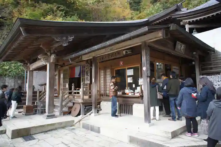 宝珠山 立石寺の本殿・本堂
