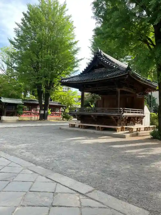 根津神社の{uncategorized: "未分類", other: "その他", undefined: "問題あり", building: "その他建物", grave: "お墓", sacred_gate: "鳥居", guardian: "狛犬", statue: "像", buddha: "仏像", history: "歴史", nature: "自然", garden: "庭園", animal: "動物", pagoda: "塔", temizu: "手水舎", mountain_gate: "山門・神門", sanctuary: "本殿・本堂", subordinate: "末社・摂社", art: "芸術", scenery: "景色", jizo: "地蔵", ema: "絵馬", goshuin: "御朱印", omikuji: "おみくじ", items: "授与品その他", amulet: "お守り", goshuincho: "御朱印帳", eats: "食事", festival: "お祭り", votive_dance: "神楽", shichigosan: "七五三参", wedding: "結婚式", experience: "体験その他", initially: "初詣", around: "周辺", anti_infection: "感染症対策"}