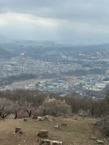宝登山神社奥宮の{uncategorized: "未分類", other: "その他", undefined: "問題あり", building: "その他建物", grave: "お墓", sacred_gate: "鳥居", guardian: "狛犬", statue: "像", buddha: "仏像", history: "歴史", nature: "自然", garden: "庭園", animal: "動物", pagoda: "塔", temizu: "手水舎", mountain_gate: "山門・神門", sanctuary: "本殿・本堂", subordinate: "末社・摂社", art: "芸術", scenery: "景色", jizo: "地蔵", ema: "絵馬", goshuin: "御朱印", omikuji: "おみくじ", items: "授与品その他", amulet: "お守り", goshuincho: "御朱印帳", eats: "食事", festival: "お祭り", votive_dance: "神楽", shichigosan: "七五三参", wedding: "結婚式", experience: "体験その他", initially: "初詣", around: "周辺", anti_infection: "感染症対策"}