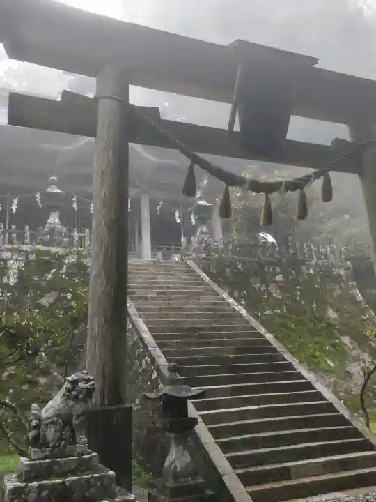 玉置神社の{uncategorized: "未分類", other: "その他", undefined: "問題あり", building: "その他建物", grave: "お墓", sacred_gate: "鳥居", guardian: "狛犬", statue: "像", buddha: "仏像", history: "歴史", nature: "自然", garden: "庭園", animal: "動物", pagoda: "塔", temizu: "手水舎", mountain_gate: "山門・神門", sanctuary: "本殿・本堂", subordinate: "末社・摂社", art: "芸術", scenery: "景色", jizo: "地蔵", ema: "絵馬", goshuin: "御朱印", omikuji: "おみくじ", items: "授与品その他", amulet: "お守り", goshuincho: "御朱印帳", eats: "食事", festival: "お祭り", votive_dance: "神楽", shichigosan: "七五三参", wedding: "結婚式", experience: "体験その他", initially: "初詣", around: "周辺", anti_infection: "感染症対策"}