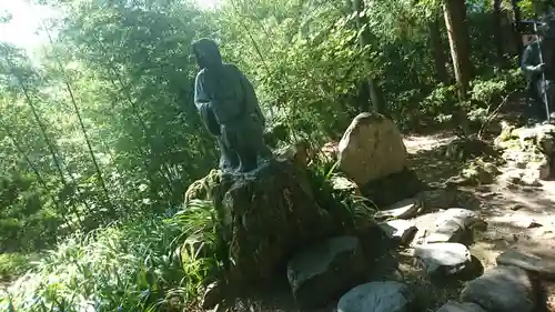 山寺日枝神社の像