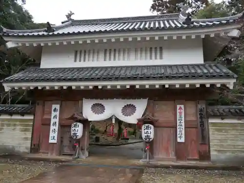 目の霊山　油山寺の山門