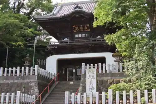 布施弁天 東海寺の山門