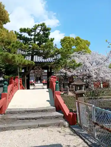牛嶋天満宮の{uncategorized: "未分類", other: "その他", undefined: "問題あり", building: "その他建物", grave: "お墓", sacred_gate: "鳥居", guardian: "狛犬", statue: "像", buddha: "仏像", history: "歴史", nature: "自然", garden: "庭園", animal: "動物", pagoda: "塔", temizu: "手水舎", mountain_gate: "山門・神門", sanctuary: "本殿・本堂", subordinate: "末社・摂社", art: "芸術", scenery: "景色", jizo: "地蔵", ema: "絵馬", goshuin: "御朱印", omikuji: "おみくじ", items: "授与品その他", amulet: "お守り", goshuincho: "御朱印帳", eats: "食事", festival: "お祭り", votive_dance: "神楽", shichigosan: "七五三参", wedding: "結婚式", experience: "体験その他", initially: "初詣", around: "周辺", anti_infection: "感染症対策"}