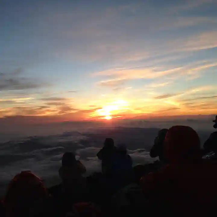 富士山頂上浅間大社奥宮の景色