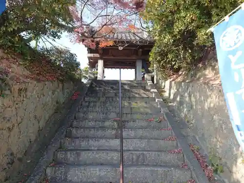 鳳出観音教会の山門・神門