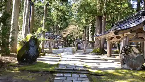 雄山神社中宮祈願殿の狛犬