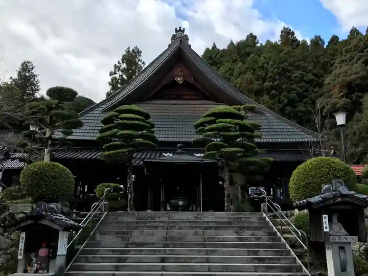 瑠璃光寺の本殿・本堂
