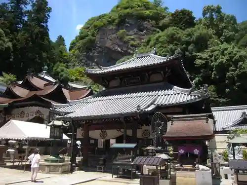 宝山寺の本殿・本堂