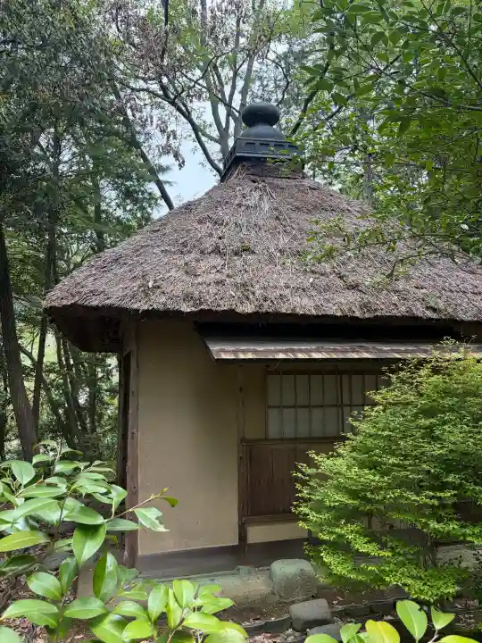 安養寺の{uncategorized: "未分類", other: "その他", undefined: "問題あり", building: "その他建物", grave: "お墓", sacred_gate: "鳥居", guardian: "狛犬", statue: "像", buddha: "仏像", history: "歴史", nature: "自然", garden: "庭園", animal: "動物", pagoda: "塔", temizu: "手水舎", mountain_gate: "山門・神門", sanctuary: "本殿・本堂", subordinate: "末社・摂社", art: "芸術", scenery: "景色", jizo: "地蔵", ema: "絵馬", goshuin: "御朱印", omikuji: "おみくじ", items: "授与品その他", amulet: "お守り", goshuincho: "御朱印帳", eats: "食事", festival: "お祭り", votive_dance: "神楽", shichigosan: "七五三参", wedding: "結婚式", experience: "体験その他", initially: "初詣", around: "周辺", anti_infection: "感染症対策"}