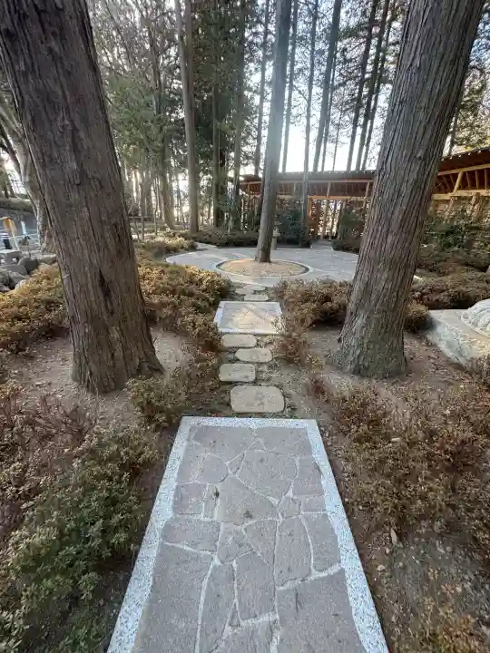 諏訪大社下社秋宮の{uncategorized: "未分類", other: "その他", undefined: "問題あり", building: "その他建物", grave: "お墓", sacred_gate: "鳥居", guardian: "狛犬", statue: "像", buddha: "仏像", history: "歴史", nature: "自然", garden: "庭園", animal: "動物", pagoda: "塔", temizu: "手水舎", mountain_gate: "山門・神門", sanctuary: "本殿・本堂", subordinate: "末社・摂社", art: "芸術", scenery: "景色", jizo: "地蔵", ema: "絵馬", goshuin: "御朱印", omikuji: "おみくじ", items: "授与品その他", amulet: "お守り", goshuincho: "御朱印帳", eats: "食事", festival: "お祭り", votive_dance: "神楽", shichigosan: "七五三参", wedding: "結婚式", experience: "体験その他", initially: "初詣", around: "周辺", anti_infection: "感染症対策"}