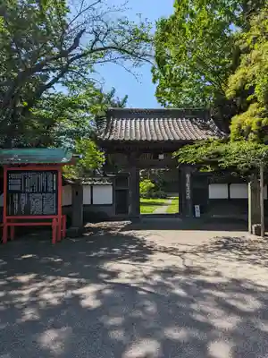 歓喜院本坊の山門・神門
