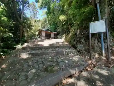 大狛神社の{uncategorized: "未分類", other: "その他", undefined: "問題あり", building: "その他建物", grave: "お墓", sacred_gate: "鳥居", guardian: "狛犬", statue: "像", buddha: "仏像", history: "歴史", nature: "自然", garden: "庭園", animal: "動物", pagoda: "塔", temizu: "手水舎", mountain_gate: "山門・神門", sanctuary: "本殿・本堂", subordinate: "末社・摂社", art: "芸術", scenery: "景色", jizo: "地蔵", ema: "絵馬", goshuin: "御朱印", omikuji: "おみくじ", items: "授与品その他", amulet: "お守り", goshuincho: "御朱印帳", eats: "食事", festival: "お祭り", votive_dance: "神楽", shichigosan: "七五三参", wedding: "結婚式", experience: "体験その他", initially: "初詣", around: "周辺", anti_infection: "感染症対策"}