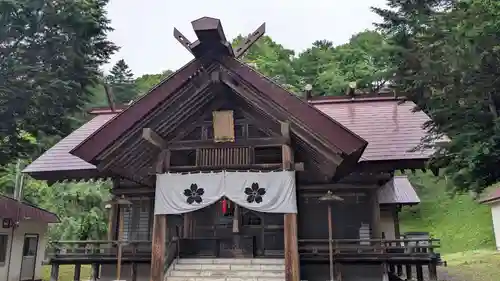 新得神社の本殿・本堂